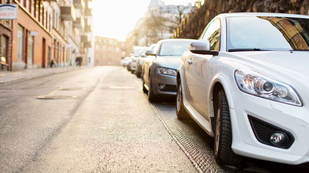 Bilar parkerade på en gata