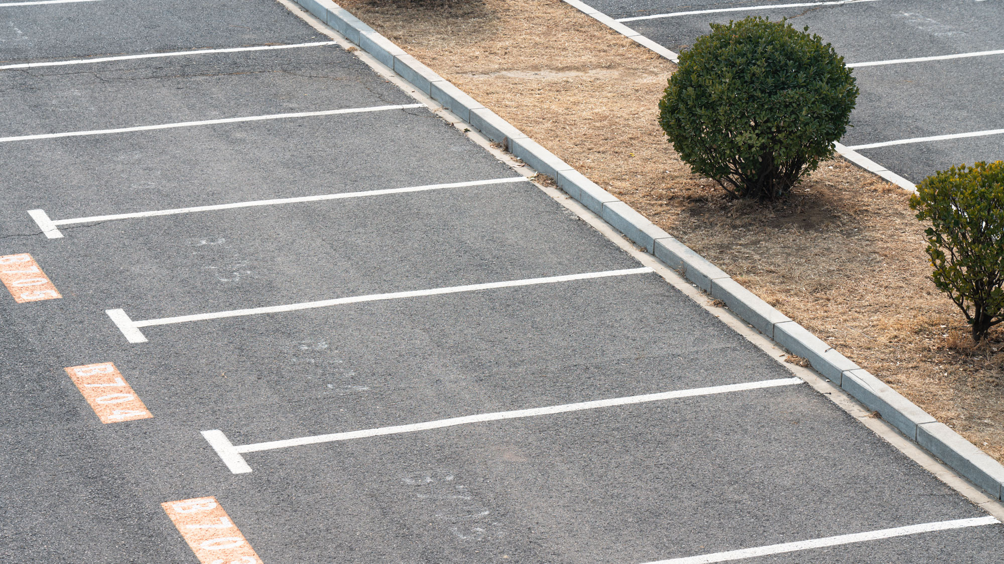 Tomma perkeringsrutor på en parkering