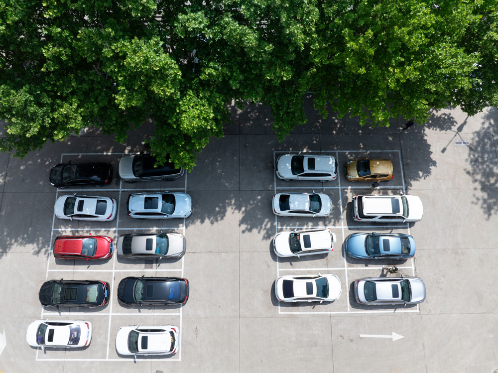 Bilar på en parkeringsplats