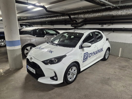 En vit bil i ett garage