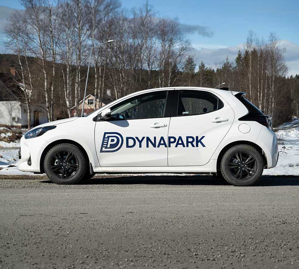 En vit bil som står parkerad utomhus